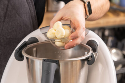Knoblauch in den Mixtopf geben