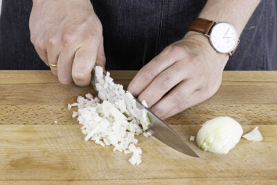 Zwiebeln schälen und in feine Würfel schneiden