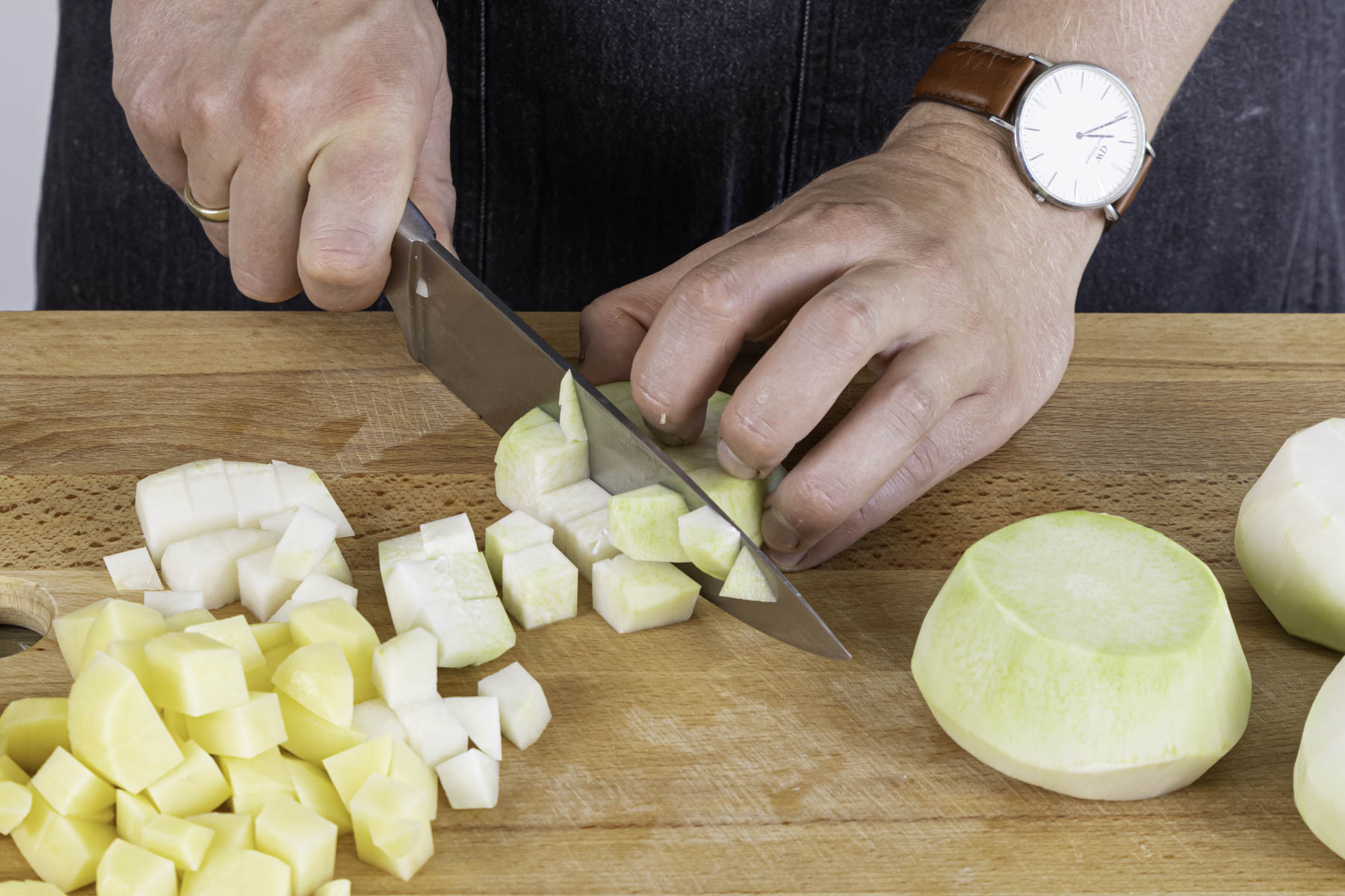 Kohlrabi und Kartoffel in Würfel schneiden