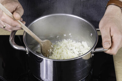 Zwiebelwürfel anbraten