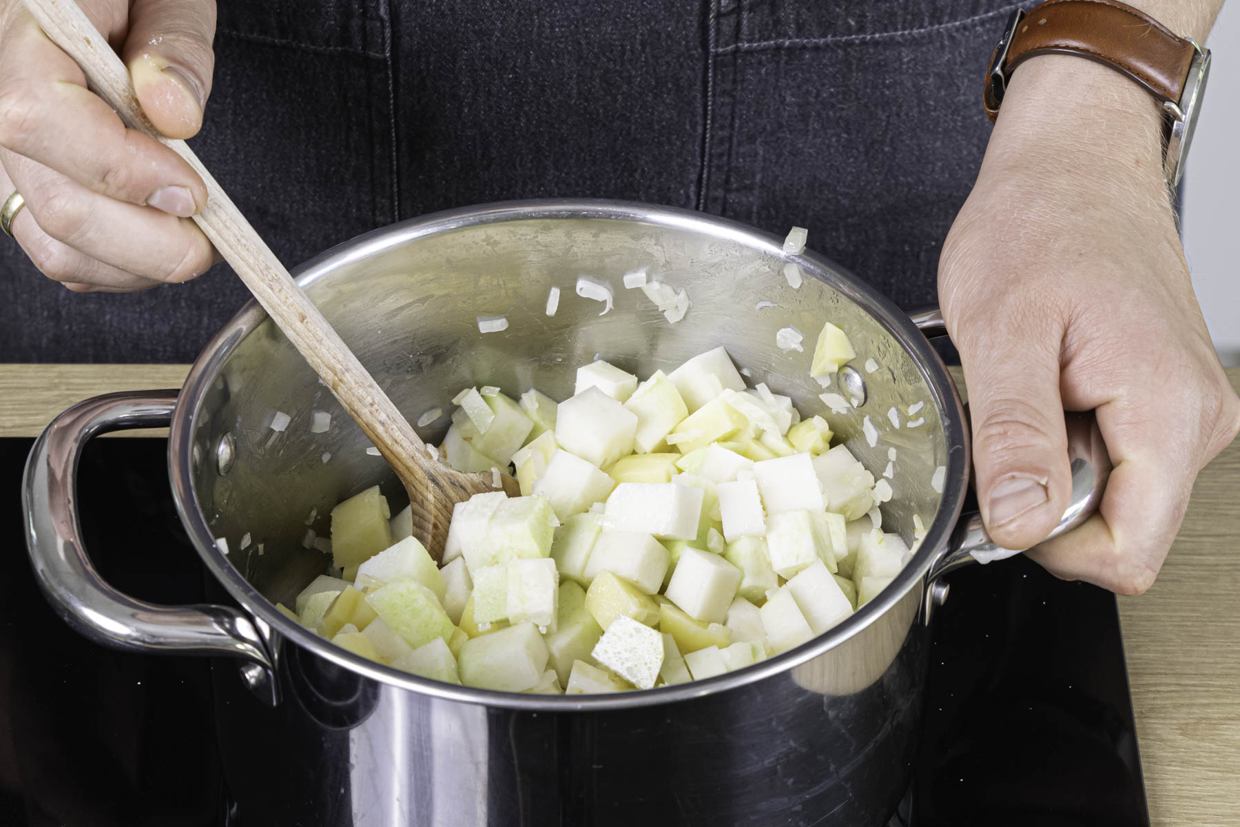 KArtoffel- und Kohlrabiwürfel anbraten
