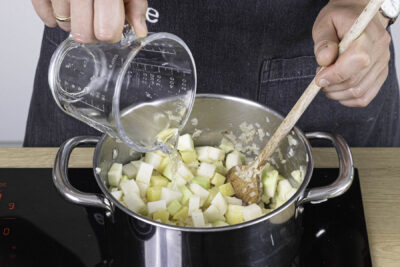 Mit Weißwein ablöschen