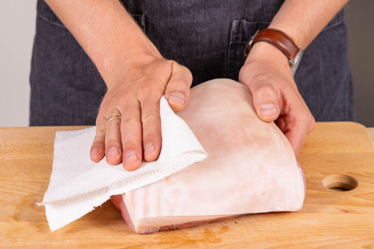 Krustenbraten abtupfen