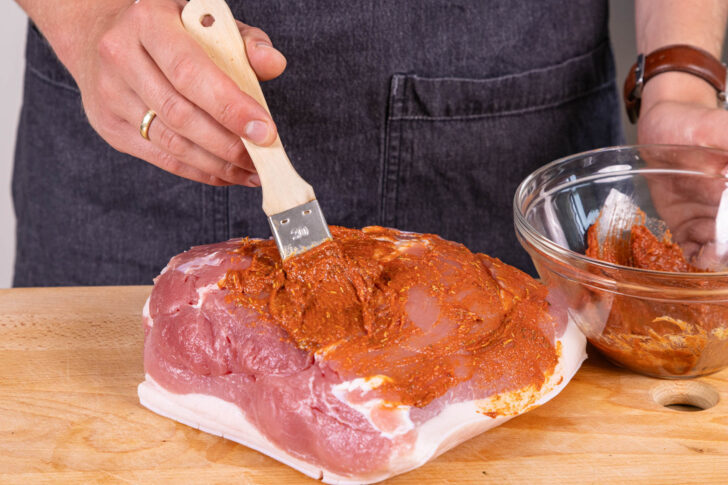 Schweinebraten einpinseln
