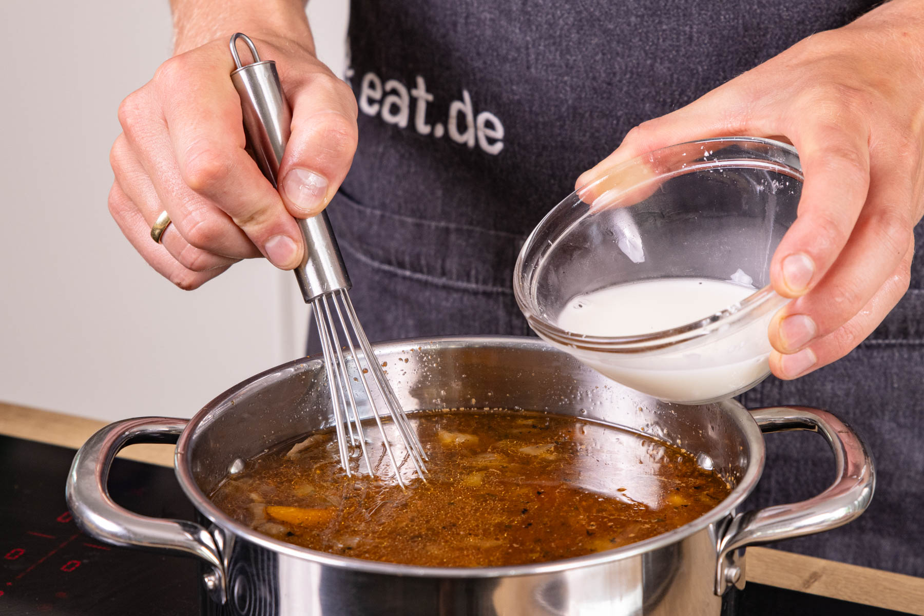Gelöste Stärke zur Soße geben