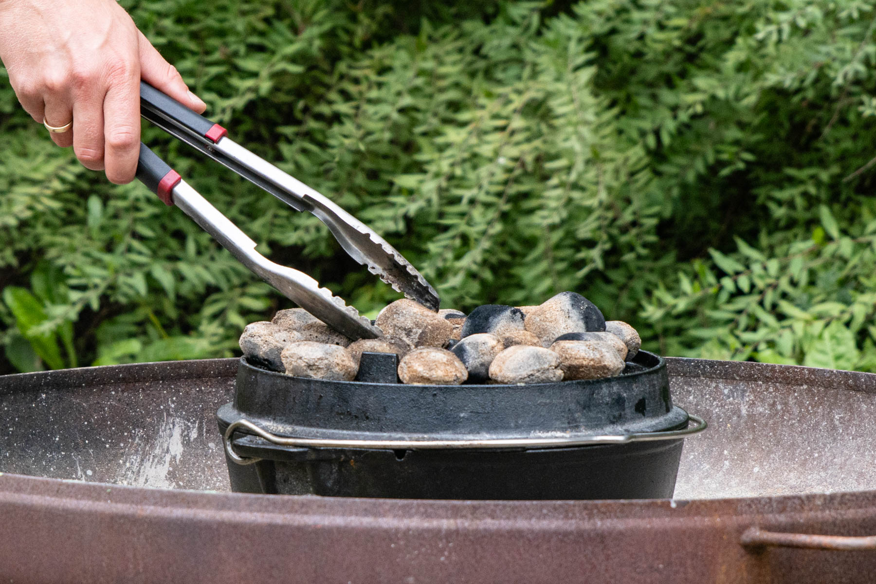 Briketts auf Deckel verteilen