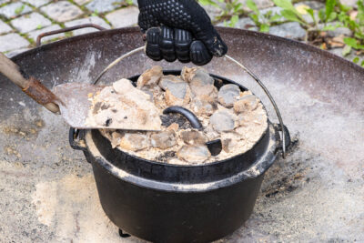 Briketts auf Deckel legen