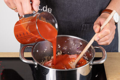 Passierte Tomaten dazugeben