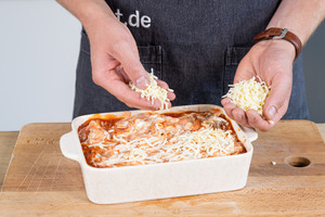 Lasagne mit Käse bestreuen