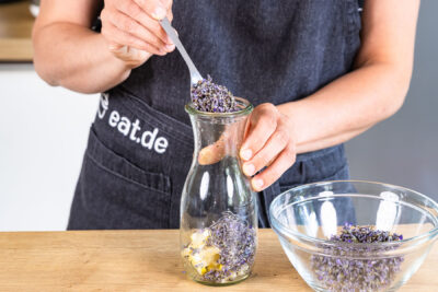 Lavendelblüten ins Glas geben