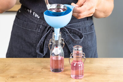 Lavendelsirup abfüllen
