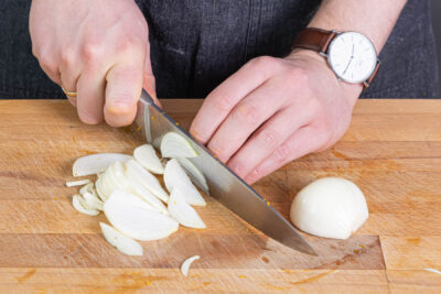 Zwiebeln und Knoblauch in feine Scheiben schneiden