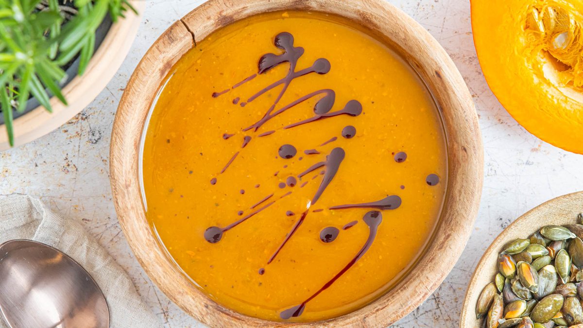 Leichte kalorienarme Kürbissuppe | Rezept - eat.de