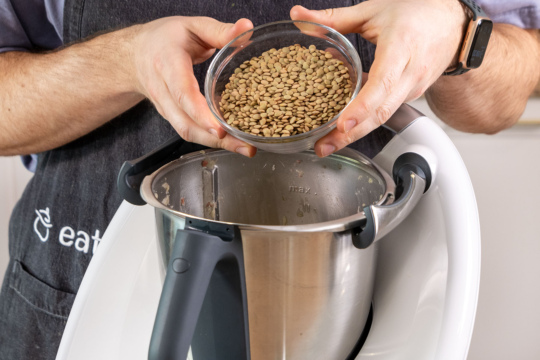 Linsen in den Mixtopf des Thermomix® geben