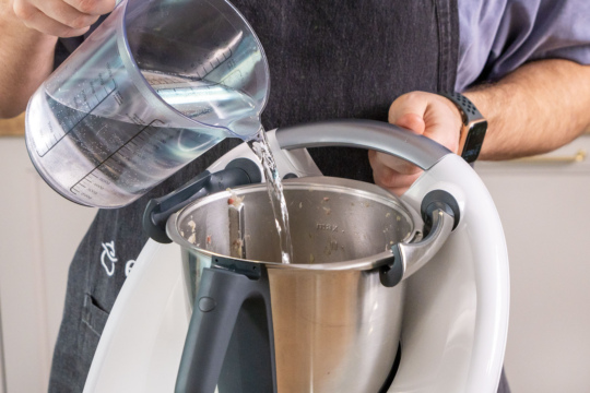 Wasser in den Mixtopf gießen