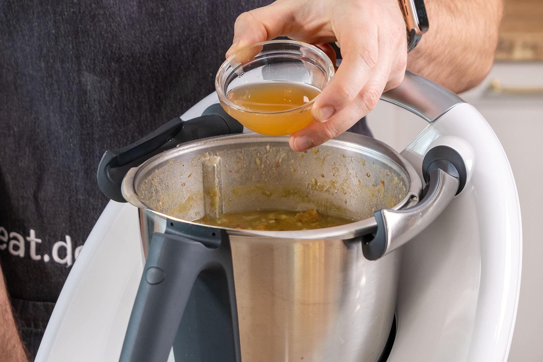 Essig zur Linsensuppe aus dem Thermomix® geben