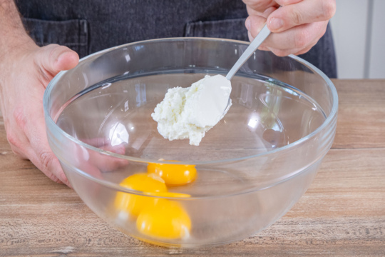 Quark und Eier verrühren