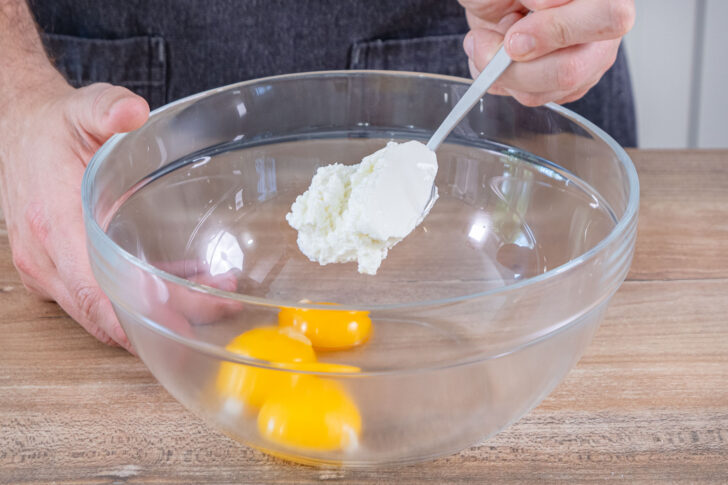 Quark und Eier verrühren