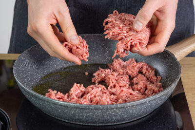 Hackfleisch in der Pfanne braten