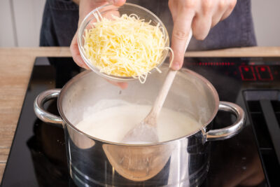Käse zur Soße geben
