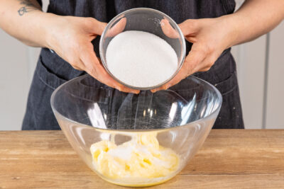 Zucker zu Butter geben