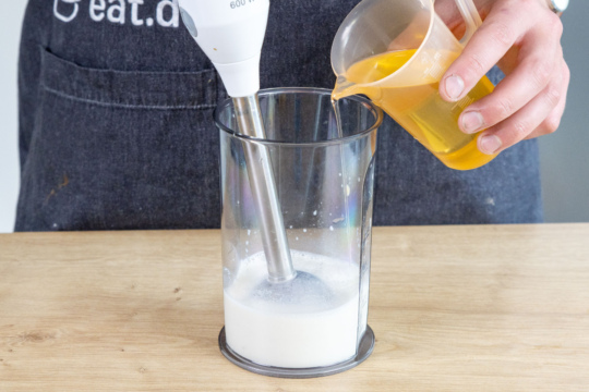 Öl zur Milch gießen
