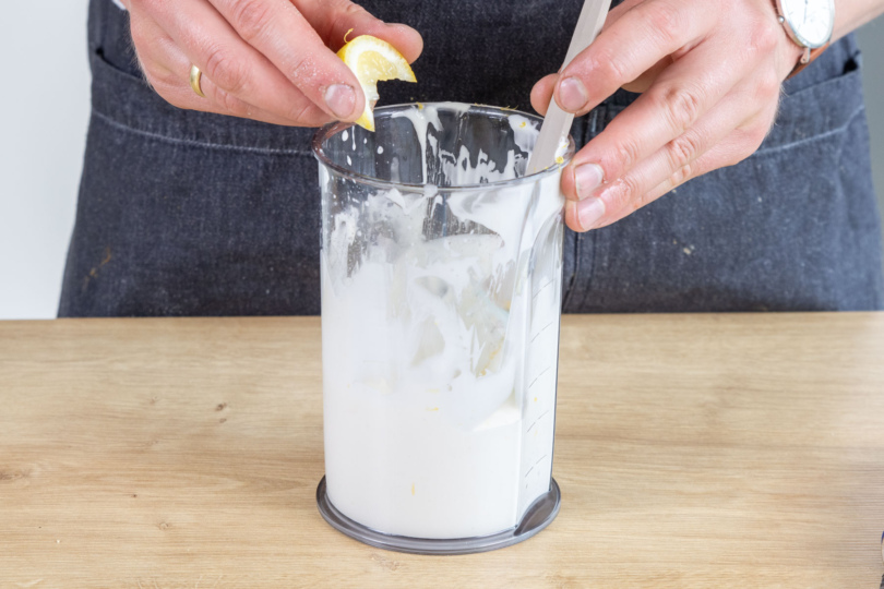 Zitronensaft zur Mayonnaise ohne ei pressen