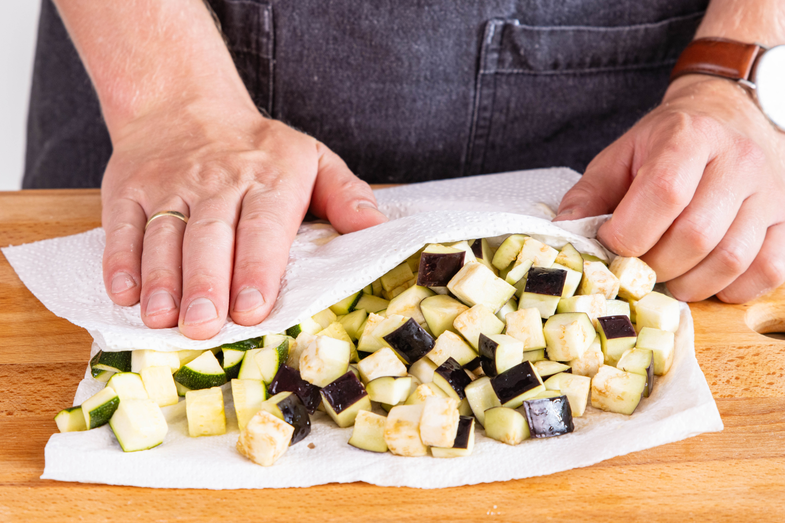 Zucchini & Aubergine abtupfen