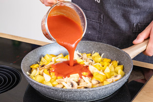 Passierte Tomaten dazugeben