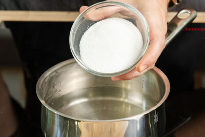 Zucker zum Wasser geben