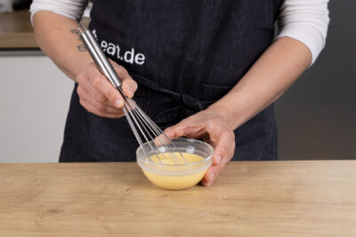 Das Puddingpulver mit der Milch klümpchenfrei verrühren.