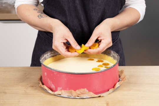 Die Mirabellen behutsam auf die Schmandmasse legen und den Kuchen auf mittlerer Schiene ca. 25 Minuten backen.