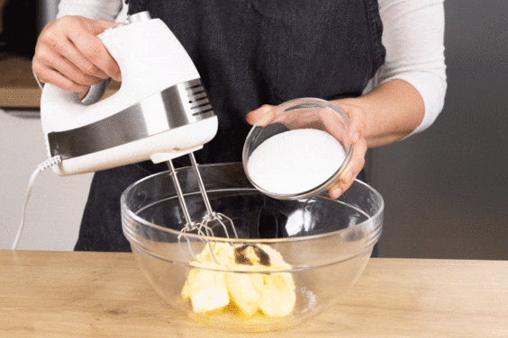 Zimmerwarme Butter mit Zucker, Vanillepaste und einer Prise Salz hellcremig aufschlagen.