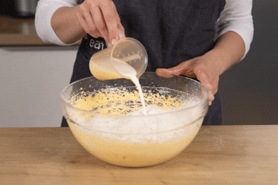 Masse mit Milch zu einem glatten Teig verrühren
