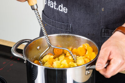 Möhren untereinander zerstampfen