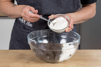 Mohnmasse mit Quark und Schmand vermengen