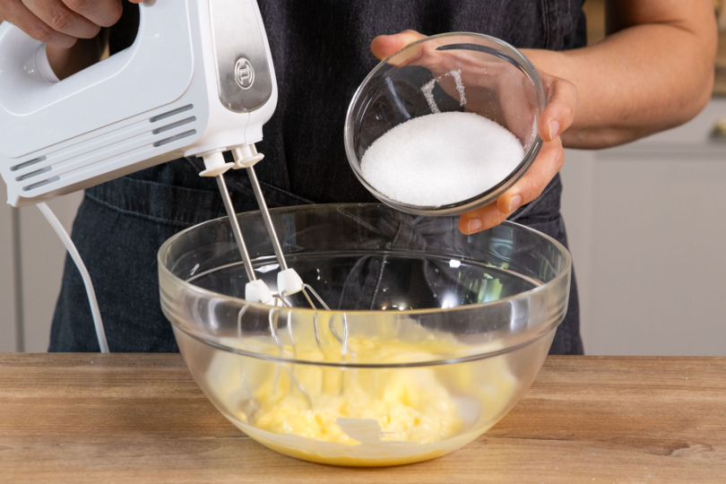 Butter mit Zucker schaumig rühren