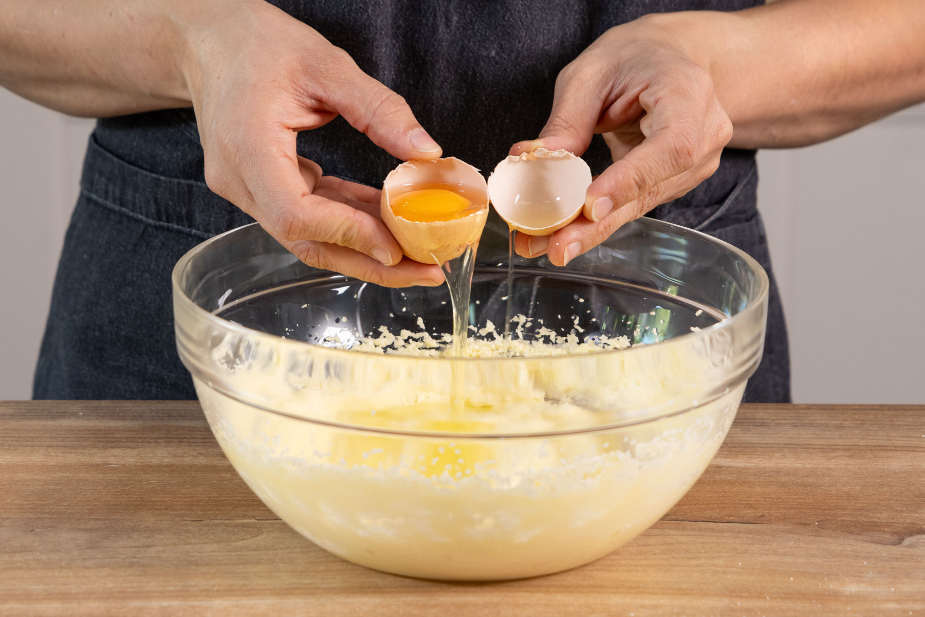 Eier nach und nach in Butter rühren