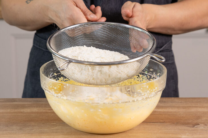 Mehl zur Butter sieben
