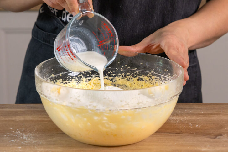 Milch zum Teig gießen