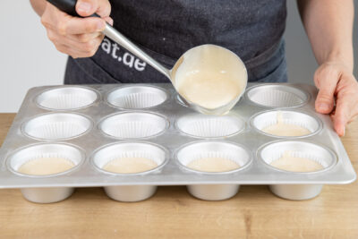 Teig für die Muffins in die Förmchen füllen
