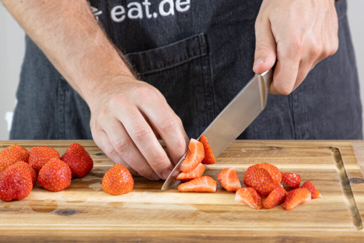 Erdbeeren vierteln