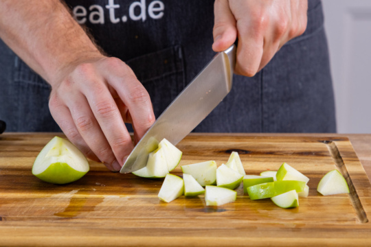 Apfel in Stücke schneiden