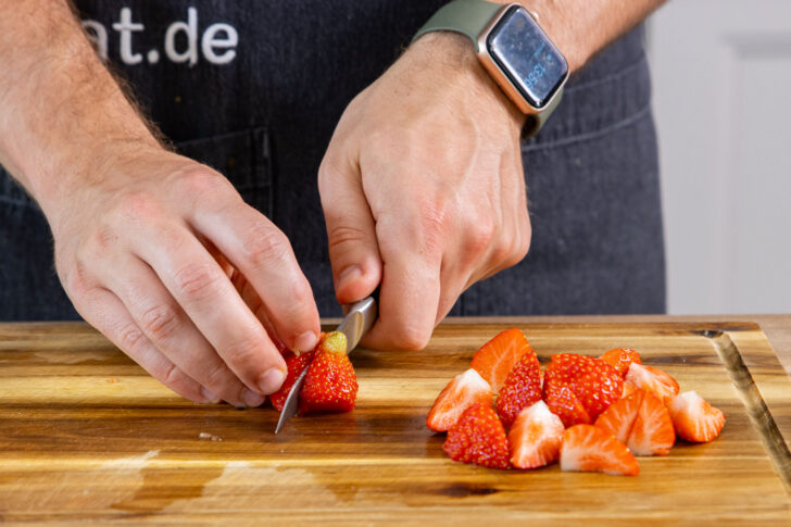 Erdbeere in Stücke schneiden