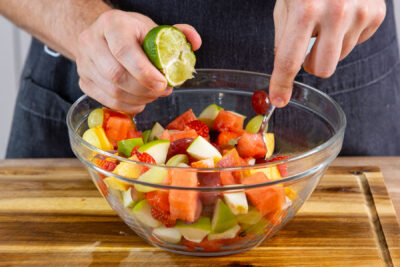 Limettensaft zum Obstsalat geben