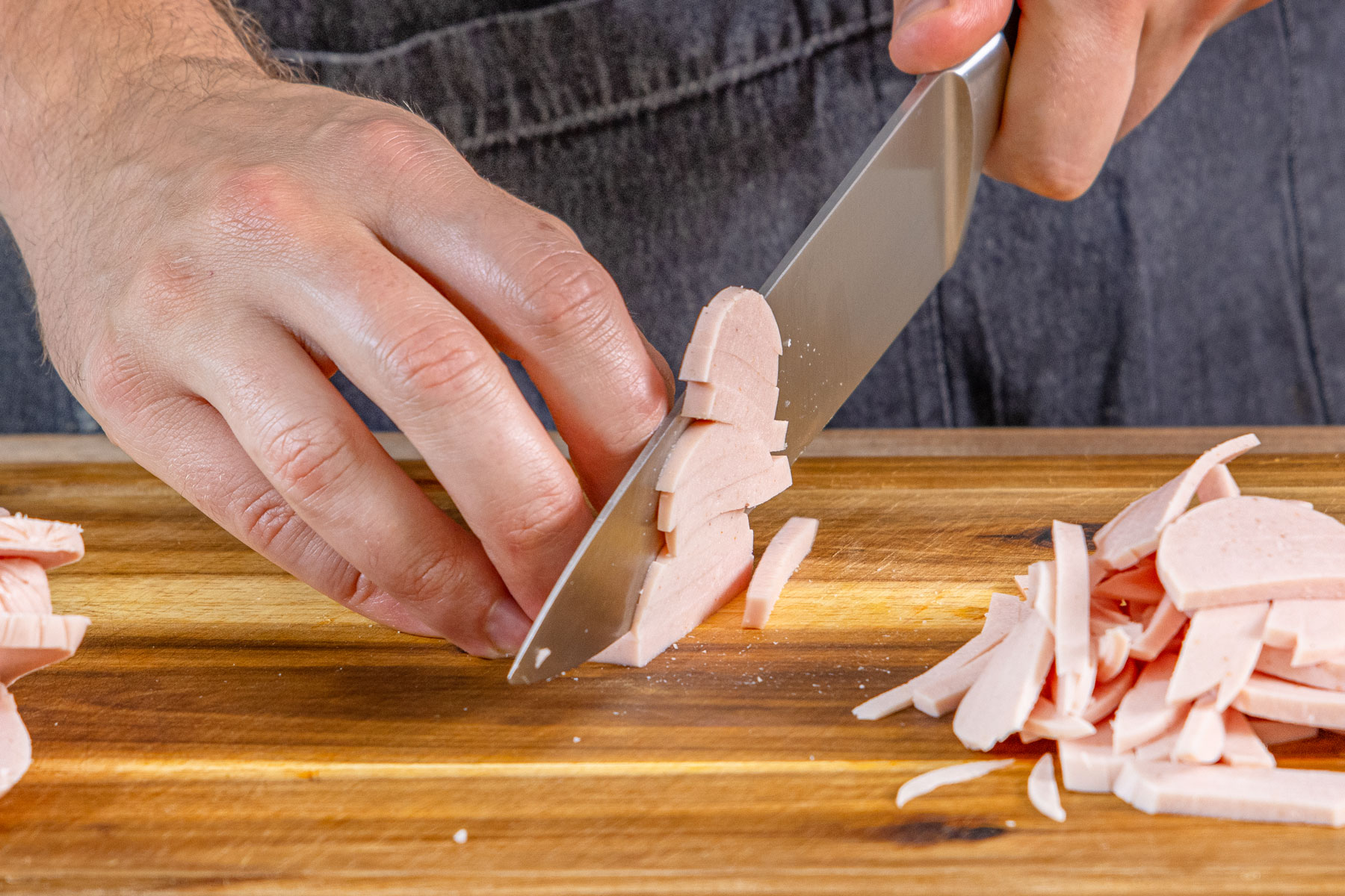 Fleischwurst in Streifen schneiden