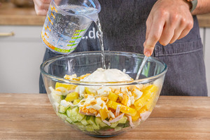 Mineralwasser hinzu gießen