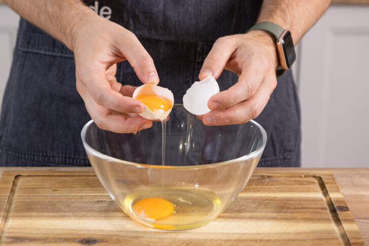 Eier in die Schüssel geben