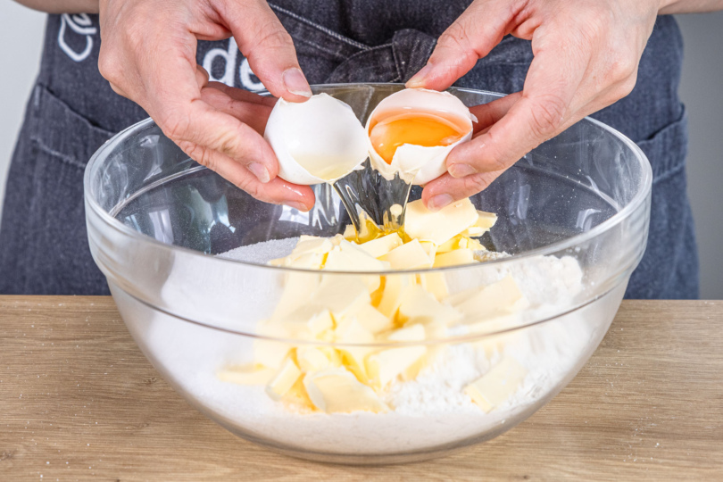 Ei zu Butter und Mehl geben