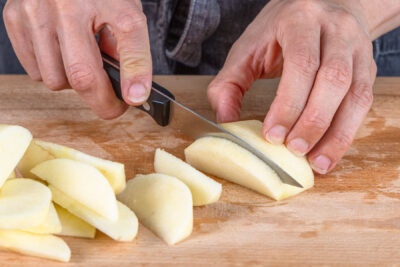 Äpfel in scheiben schneiden
